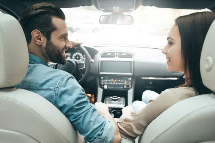 Sexo no Carro: 11 Posições e 7 Dicas para aproveitar e gozar