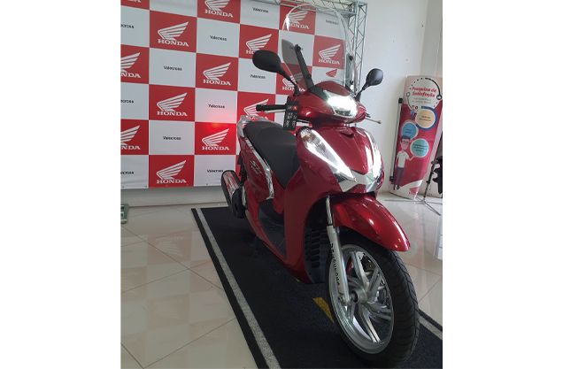 HONDA SH 300I VERMELHA 2018/2018 VALECROSS HONDA DREAM LAJEADO / Carros no Vale