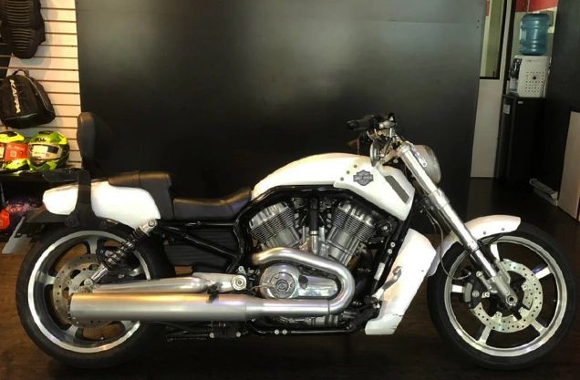 HARLEY DAVIDSON VRSCF BRANCA 2012/2013 VALECROSS HONDA DREAM LAJEADO / Carros no Vale