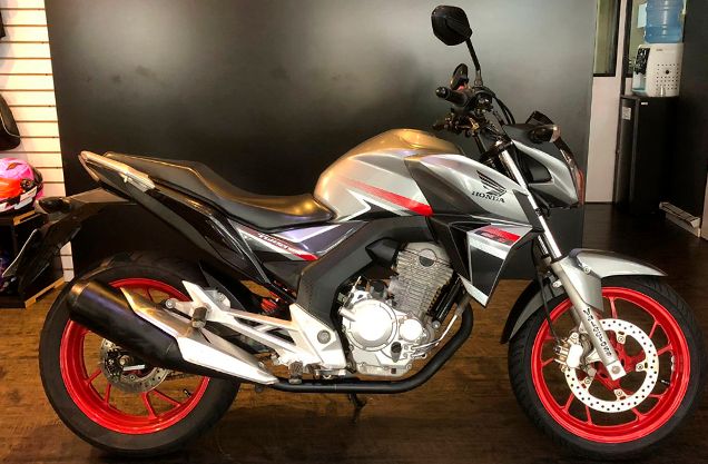 HONDA CB 250F PRATA 2018/2018 VALECROSS HONDA DREAM LAJEADO / Carros no Vale