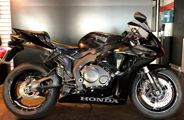 HONDA CBR 1000RR PRETA 2007/2007 VALECROSS HONDA DREAM LAJEADO / Carros no Vale