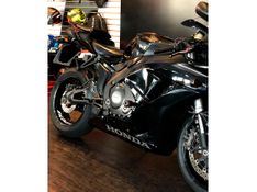 HONDA CBR 1000RR PRETA 2007/2007 VALECROSS HONDA DREAM LAJEADO / Carros no Vale