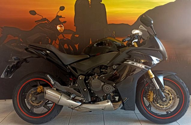 Honda CBR 600F ABS PRETA 2012/2012 VALECROSS HONDA DREAM LAJEADO / Carros no Vale