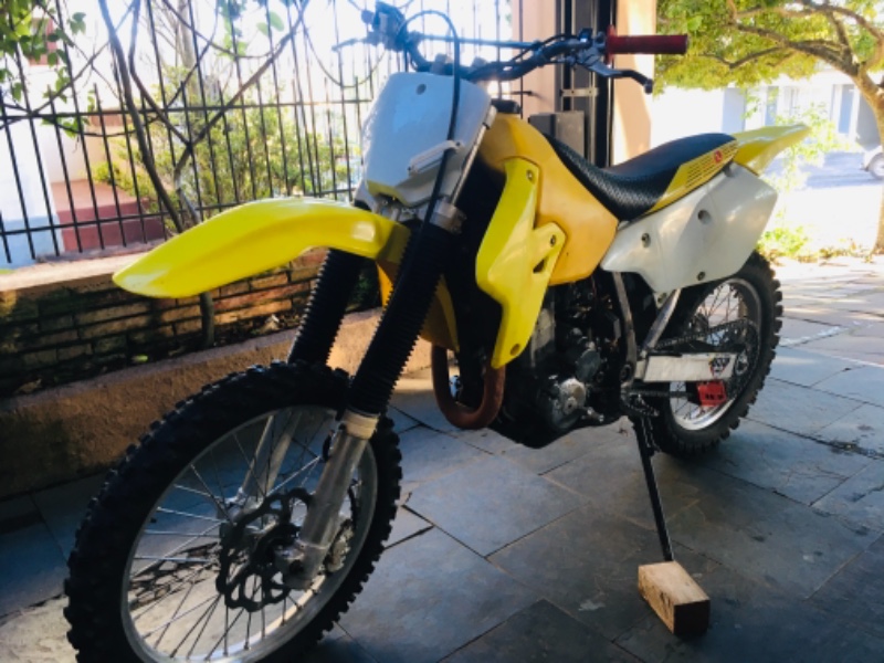 SUZUKI MOTOS DRZ 400 E 2001/2001 COMPLETO VEÍCULOS GUAPORÉ / Carros no Vale