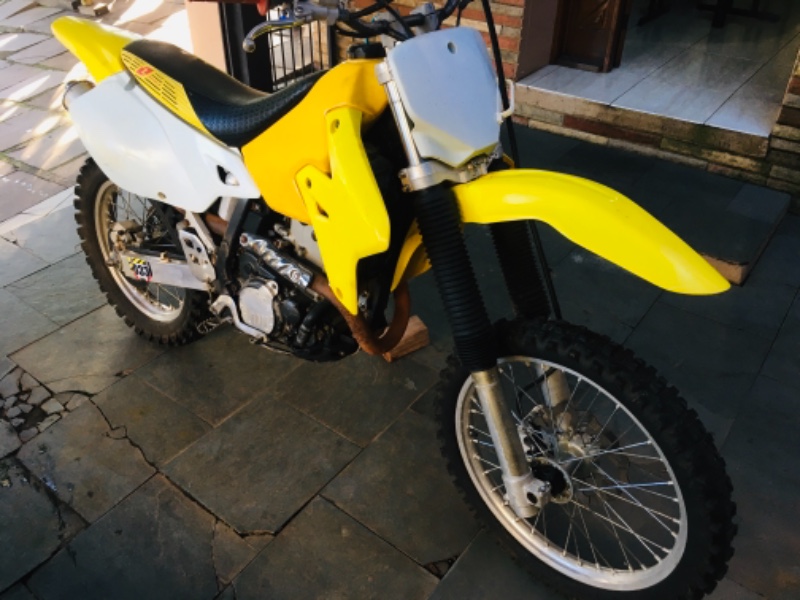 SUZUKI MOTOS DRZ 400 E 2001/2001 COMPLETO VEÍCULOS GUAPORÉ / Carros no Vale