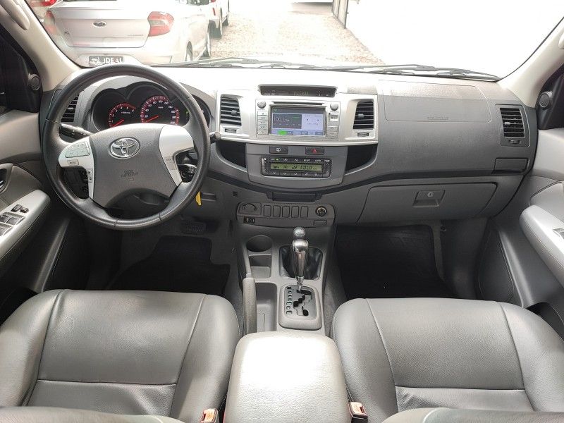 Toyota HILUX CAB.DUPLA SRV 3.0 TB 2013 IDEAL VEÍCULOS LAJEADO / Carros no Vale