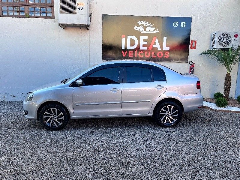 Volkswagen POLO SEDAN 1.6 8V 2013 IDEAL VEÍCULOS LAJEADO / Carros no Vale