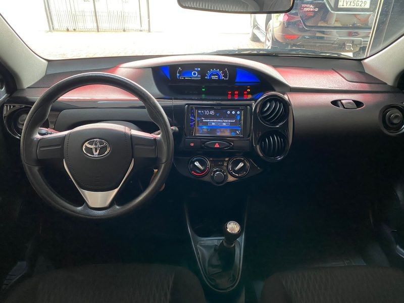 Toyota ETIOS X 1.3 2017 CARSUL VEÍCULOS LAJEADO / Carros no Vale