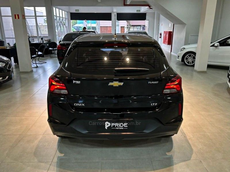 CHEVROLET ONIX 1.0 LTZ 12V TURBO 2021/2022 PRIDE MOTORS CAXIAS DO SUL / Carros no Vale