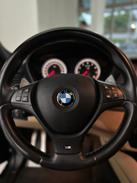 BMW X6 M 4.4 4X4 V8 32V BI-TURBO AUT. 2013/2014 EXCLUSIVO VEÍCULOS SANTA CRUZ DO SUL / Carros no Vale