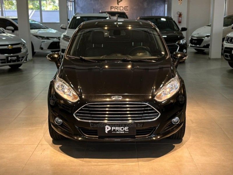 FORD FIESTA 1.6 TITANIUM PLUS HATCH 16V 2015/2016 PRIDE MOTORS CAXIAS DO SUL / Carros no Vale