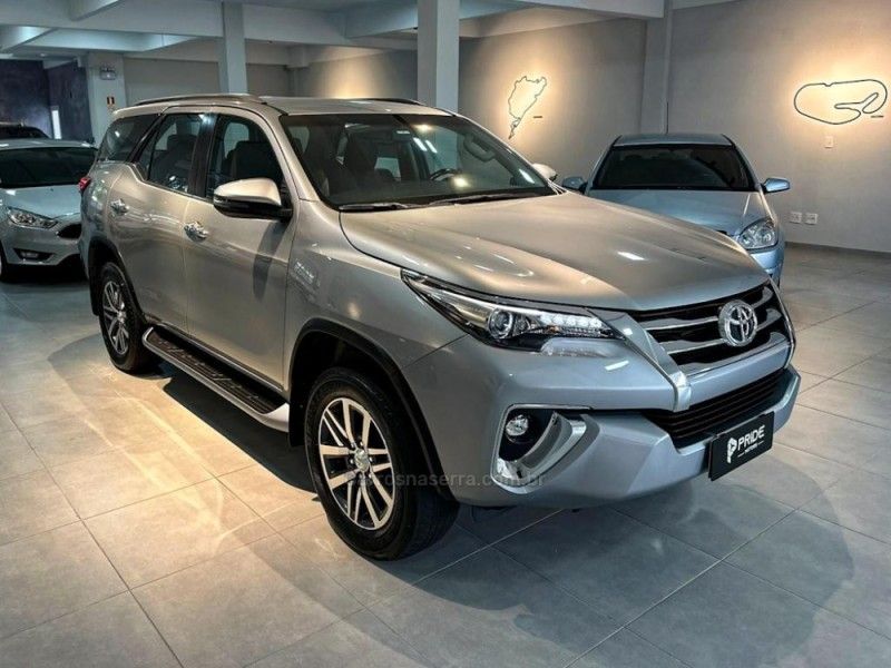 TOYOTA HILUX SW4 2.8 SRX 4X4 7 LUGARES 16V TURBO INTERCOOLER 2019/2020 PRIDE MOTORS CAXIAS DO SUL / Carros no Vale