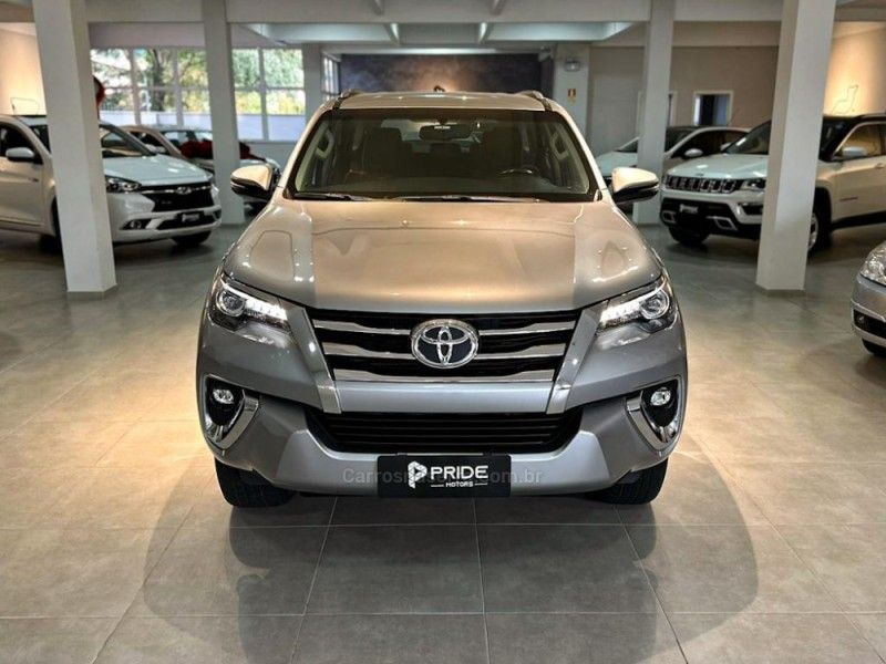 TOYOTA HILUX SW4 2.8 SRX 4X4 7 LUGARES 16V TURBO INTERCOOLER 2019/2020 PRIDE MOTORS CAXIAS DO SUL / Carros no Vale