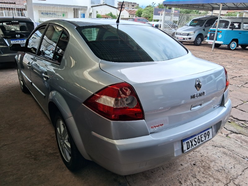 RENAULT MEGANE SEDAN DYNAMIQUE 2.0 2008/2008 SCHAEFER AUTOMÓVEIS TEUTÔNIA / Carros no Vale