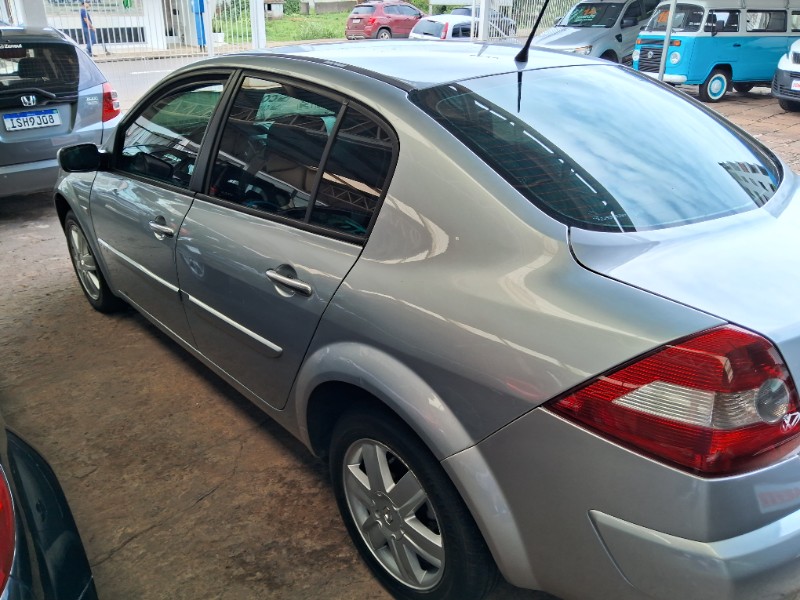 RENAULT MEGANE SEDAN DYNAMIQUE 2.0 2008/2008 SCHAEFER AUTOMÓVEIS TEUTÔNIA / Carros no Vale