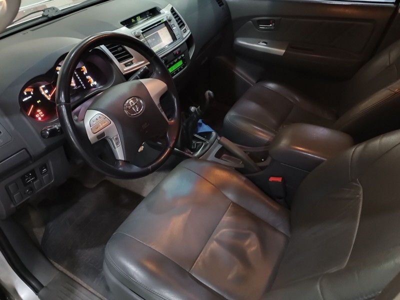 Toyota HILUX CAB.DUPLA SRV 3.0 TB-IC 2012 HÉLIO AUTOMÓVEIS LAJEADO / Carros no Vale
