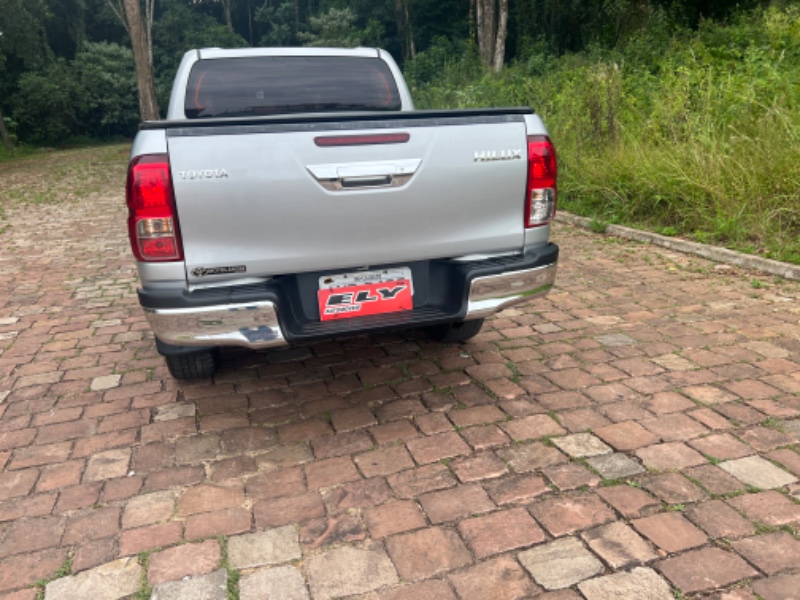 TOYOTA HILUX 2.8 D-4D TURBO DIESEL CD SR 4X4 AUTOMÁTICO 2016/2016 ELY AUTOMÓVEIS LAJEADO / Carros no Vale