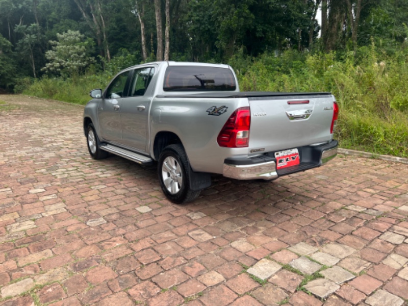 TOYOTA HILUX 2.8 D-4D TURBO DIESEL CD SR 4X4 AUTOMÁTICO 2016/2016 ELY AUTOMÓVEIS LAJEADO / Carros no Vale