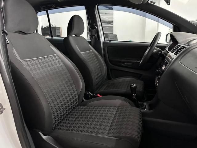Volkswagen Fox 1.0 Mpi Track 12v 2017/2018 COVEL VEICULOS ENCANTADO / Carros no Vale