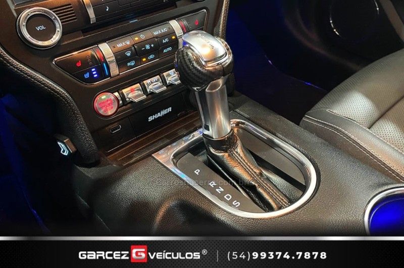 FORD MUSTANG 5.0 GT PREMIUM COUPÉ V8 32V 2017/2018 GARCEZ VEÍCULOS BENTO GONÇALVES / Carros no Vale