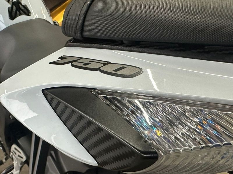 Suzuki Gsx R750 / IMPECÁVEL 2014/2015 CASTELLAN E TOMAZONI MOTORS CAXIAS DO SUL / Carros no Vale
