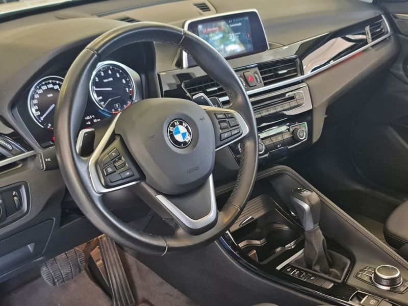 BMW X1 S20I ACTIVEFLEX 2018/2019 CARRO DEZ NOVO HAMBURGO / Carros no Vale