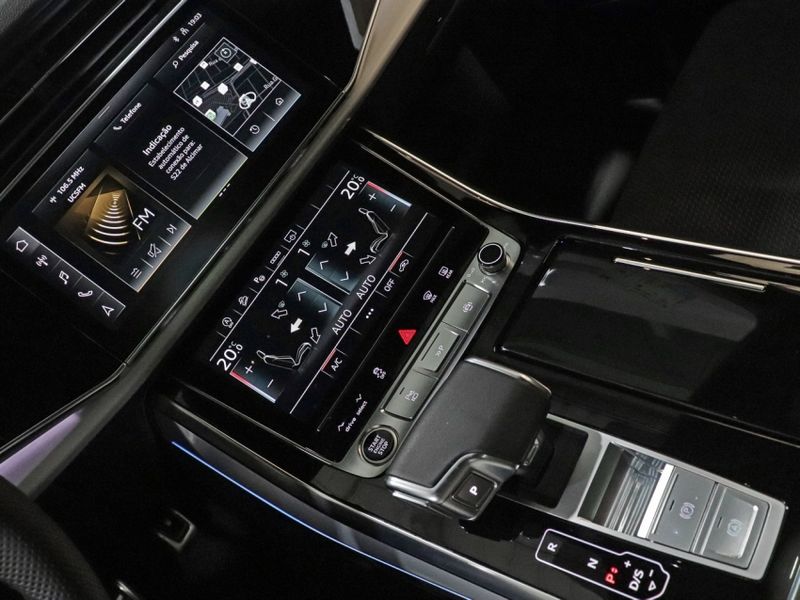 Audi Q8 S-Line Performance Black 2022 2022/2022 VIA BELLA VEÍCULOS ESPECIAIS CAXIAS DO SUL / Carros no Vale