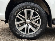 Toyota HILUX CAB.DUPLA SRX 2.8 2016 NEUMANN VEÍCULOS ARROIO DO MEIO / Carros no Vale