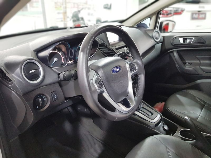 Ford New Fiesta FIESTA 1.6 TITANIUM PLUS SEDAN 16V FLEX 4P AUTOMÁTICO 2015/2015 ADVANT AUTOMÓVEIS CAXIAS DO SUL / Carros no Vale