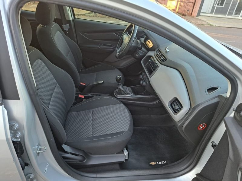 Chevrolet Onix HATCH Joy 1.0 8V Flex 5p Mec. 2019/2019 CAMINHÕES & CAMIONETAS PASSO FUNDO / Carros no Vale