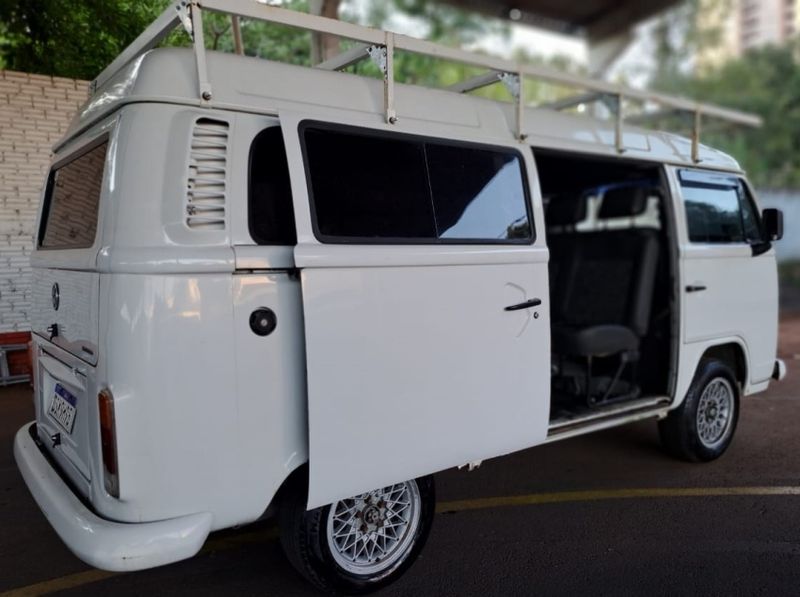 Volkswagen Kombi 1.4 Envidraçada 2006/2006 CAMINHÕES & CAMIONETAS PASSO FUNDO / Carros no Vale