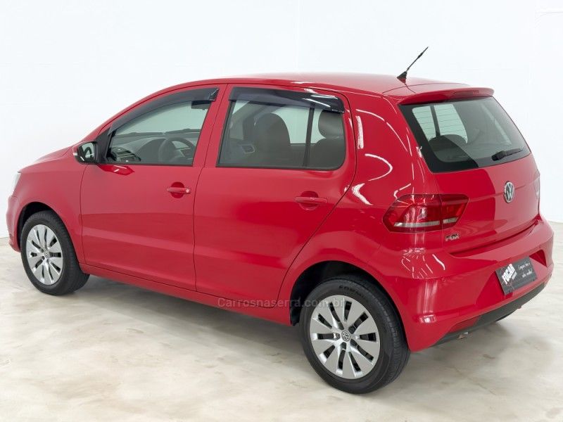 VOLKSWAGEN FOX 1.0 MI TRENDLINE 8V 2014/2015 FOCAR VEÍCULOS CAXIAS DO SUL / Carros no Vale
