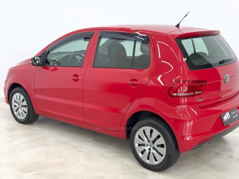 VOLKSWAGEN FOX 1.0 MI TRENDLINE 8V 2014/2015 FOCAR VEÍCULOS CAXIAS DO SUL / Carros no Vale