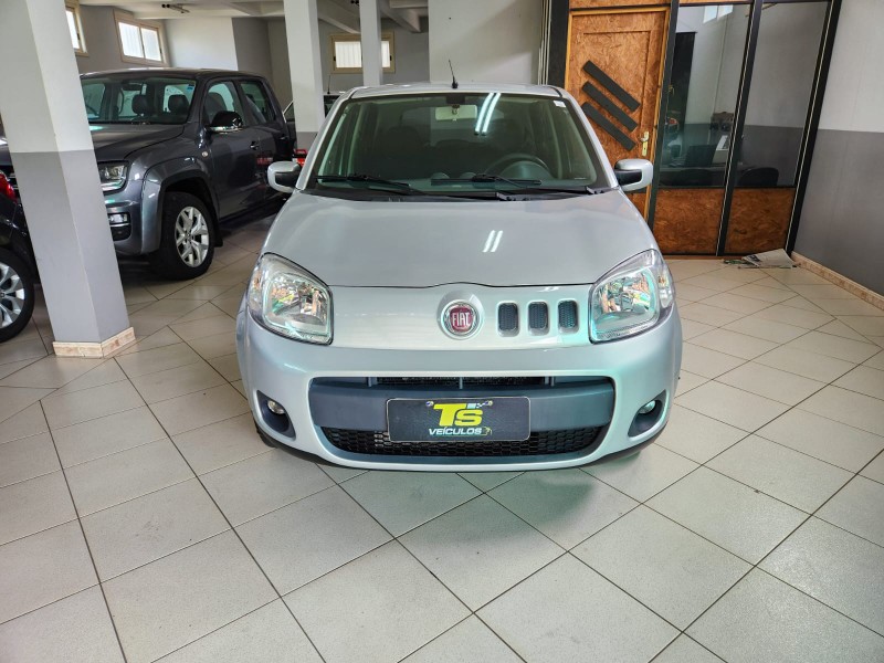 FIAT UNO VIVACE 1.0 2013 2013/2013 TS VEÍCULOS ANTA GORDA / Carros no Vale