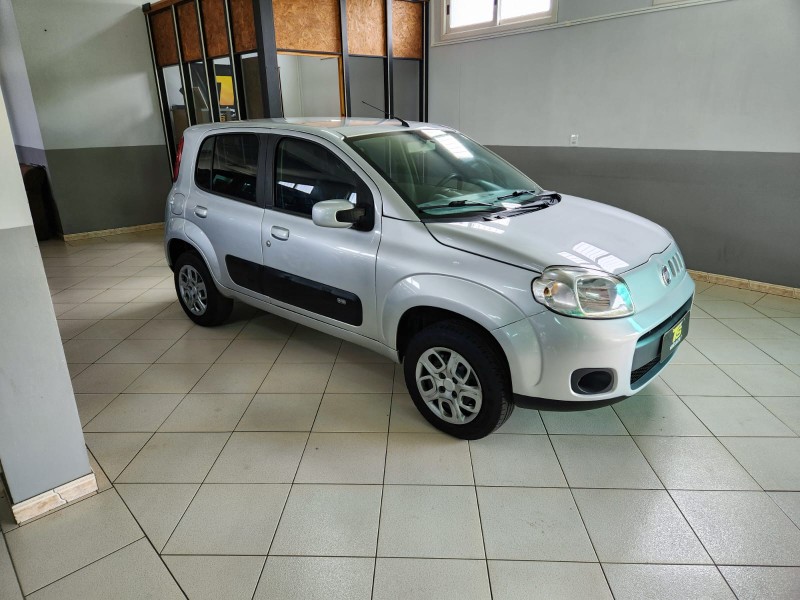 FIAT UNO VIVACE 1.0 2013 2013/2013 TS VEÍCULOS ANTA GORDA / Carros no Vale