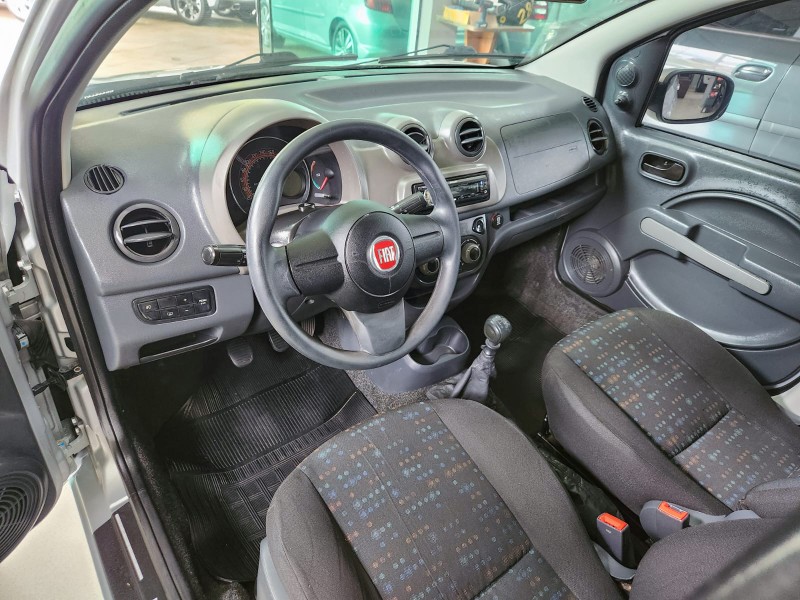 FIAT UNO VIVACE 1.0 2013 2013/2013 TS VEÍCULOS ANTA GORDA / Carros no Vale