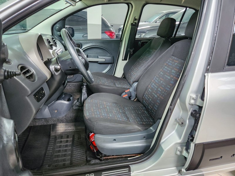 FIAT UNO VIVACE 1.0 2013 2013/2013 TS VEÍCULOS ANTA GORDA / Carros no Vale