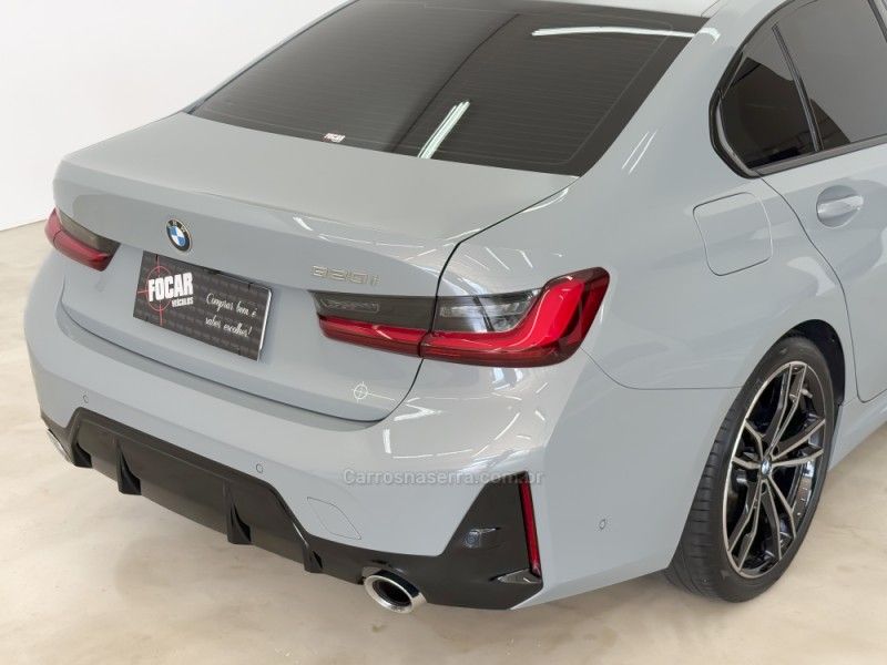 BMW 320I 2.0 M SPORT 16V TURBO ACTIVEFLEX 2023/2024 FOCAR VEÍCULOS CAXIAS DO SUL / Carros no Vale