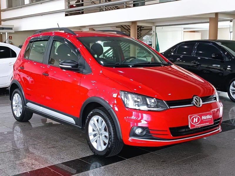 Volkswagen FOX TRACK 1.0 2017 HÉLIO AUTOMÓVEIS LAJEADO / Carros no Vale