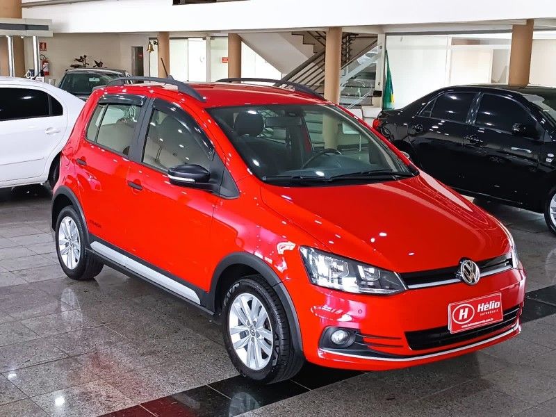 Volkswagen FOX TRACK 1.0 2017 HÉLIO AUTOMÓVEIS LAJEADO / Carros no Vale