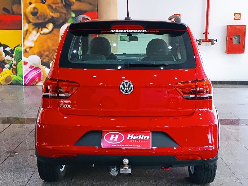 Volkswagen FOX TRACK 1.0 2017 HÉLIO AUTOMÓVEIS LAJEADO / Carros no Vale