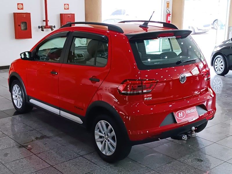 Volkswagen FOX TRACK 1.0 2017 HÉLIO AUTOMÓVEIS LAJEADO / Carros no Vale