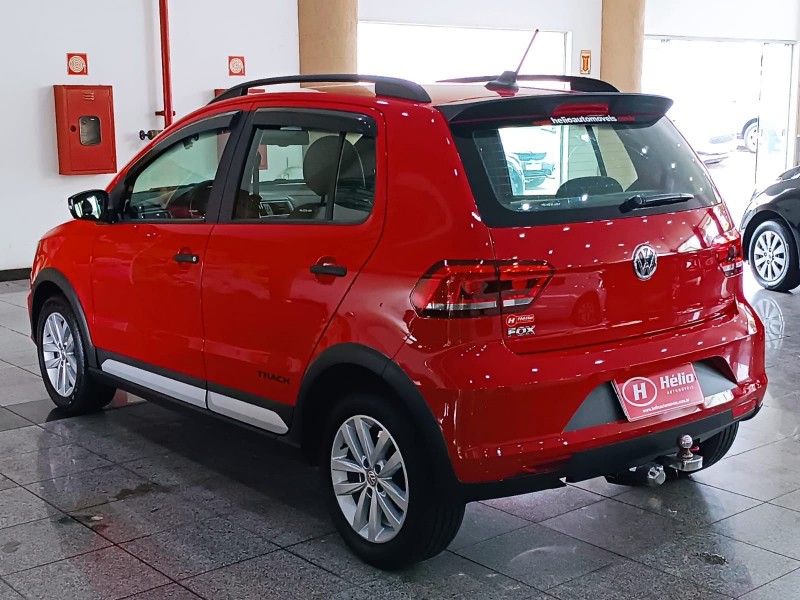 Volkswagen FOX TRACK 1.0 2017 HÉLIO AUTOMÓVEIS LAJEADO / Carros no Vale