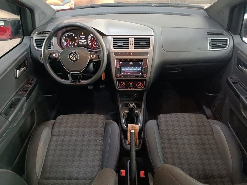 Volkswagen FOX TRACK 1.0 2017 HÉLIO AUTOMÓVEIS LAJEADO / Carros no Vale