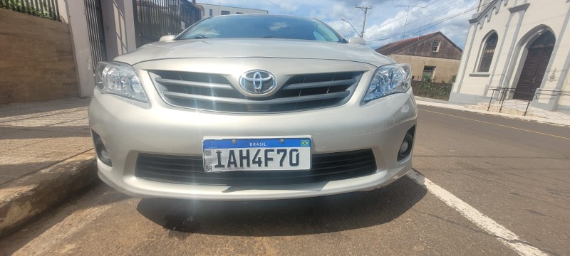 TOYOTA COROLLA 1.8 GLI 16V FLEX 4P AUTOMÁTICO 2013/2014 ADRIANO VEÍCULOS CRUZEIRO DO SUL / Carros no Vale