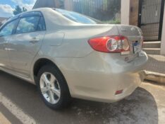 TOYOTA COROLLA 1.8 GLI 16V FLEX 4P AUTOMÁTICO 2013/2014 ADRIANO VEÍCULOS CRUZEIRO DO SUL / Carros no Vale