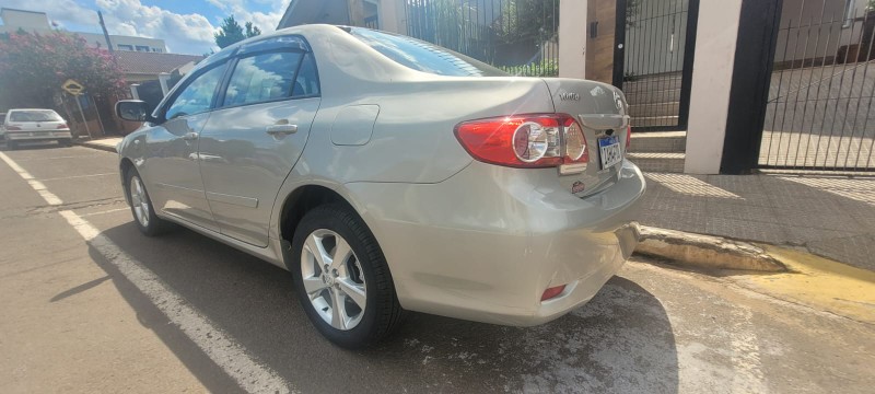TOYOTA COROLLA 1.8 GLI 16V FLEX 4P AUTOMÁTICO 2013/2014 ADRIANO VEÍCULOS CRUZEIRO DO SUL / Carros no Vale