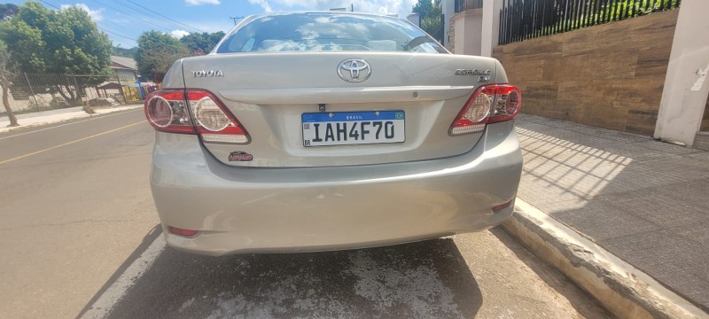 TOYOTA COROLLA 1.8 GLI 16V FLEX 4P AUTOMÁTICO 2013/2014 ADRIANO VEÍCULOS CRUZEIRO DO SUL / Carros no Vale
