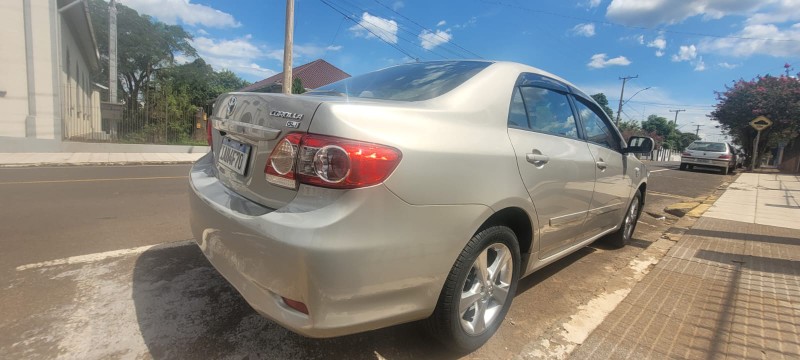 TOYOTA COROLLA 1.8 GLI 16V FLEX 4P AUTOMÁTICO 2013/2014 ADRIANO VEÍCULOS CRUZEIRO DO SUL / Carros no Vale