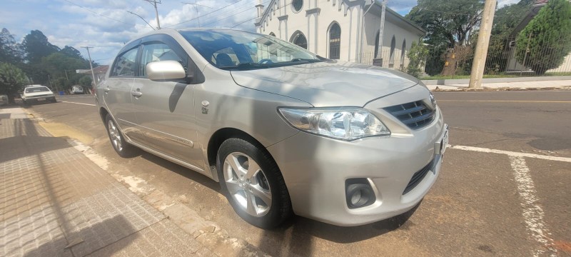 TOYOTA COROLLA 1.8 GLI 16V FLEX 4P AUTOMÁTICO 2013/2014 ADRIANO VEÍCULOS CRUZEIRO DO SUL / Carros no Vale